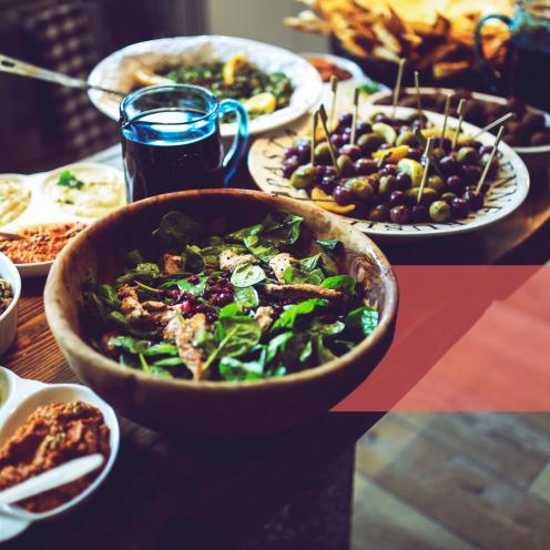 Et bord fyldt med retter med bælgfrugter i fokus.